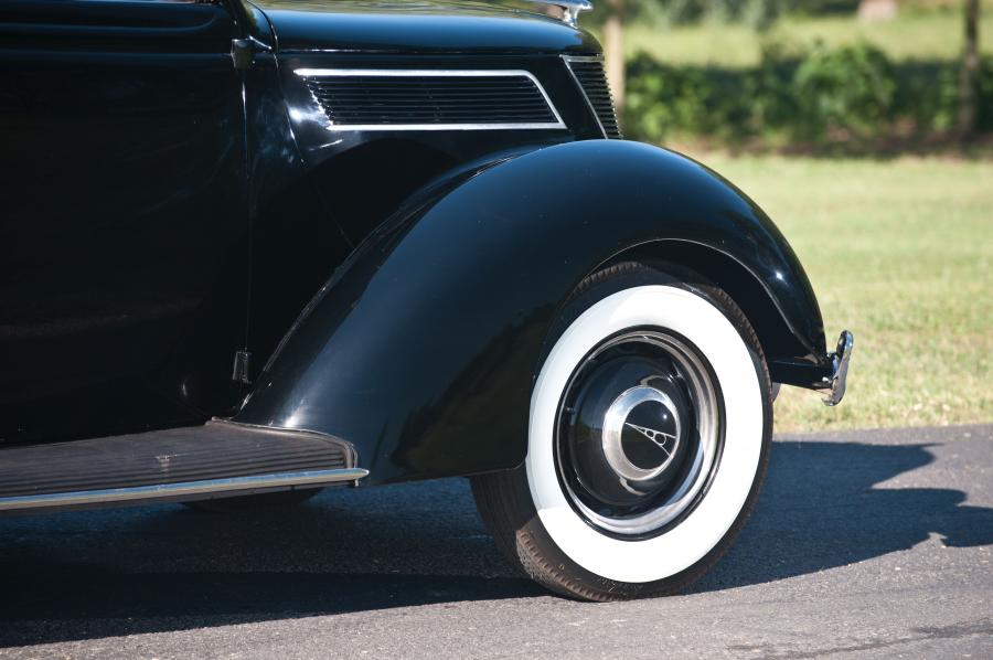  Ford DeLuxe Rumble Seat Cabriolet 1937 года  (фото 15 из 20)